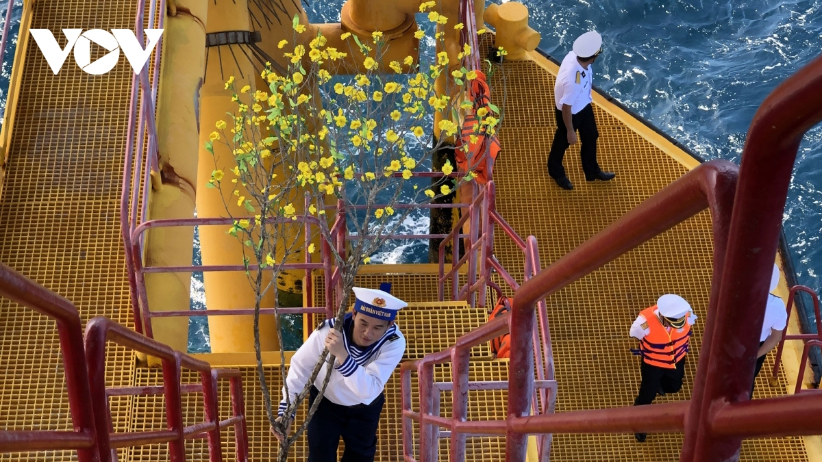 Soldiers on DK1 platforms receive festive gifts ahead of Tet